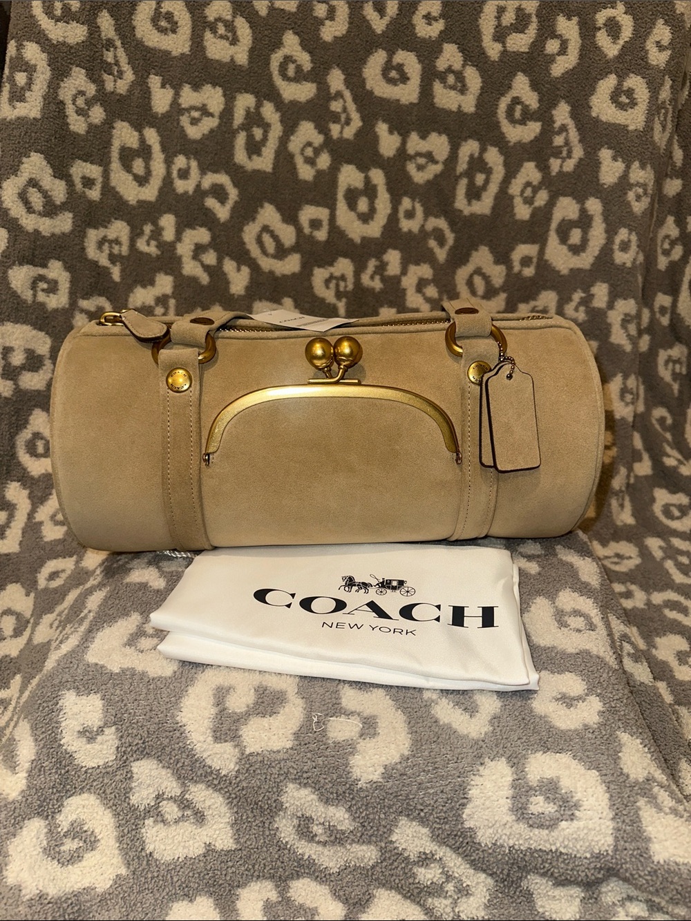 Authentic CoachTan Suede Kisslock Barrel Shoulder Handbag 👜 New & Never Used 😍😍